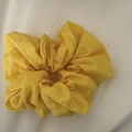 Primer plano detallado de un gran coletero amarillo hecho de tela de lino texturizada de calidad - Amarillo jengibre