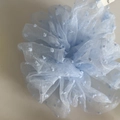 Blauwe chiffon haarelastiek met witte stippen en handgemaakt stoffen label - Blauw
