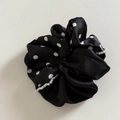 Schwarzes Polka-Dot Haargummi im Hepburn-Stil mit weißen Perlen für Pferdeschwänze - Schwarz-Weiß Punktmuster Spleiß-Scrunchie
