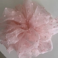 Detail van roze chiffon organza haarelastiekje met polkadots voor knot kapsels - Roze