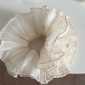 Detalle de un coletero de tul blanco crema con bordado delicado y bordes ondulados - 4# / Blanco Lunares Blancos Borde Encaje