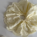 Detalle de un coletero amarillo crema con ribete de encaje y elegante textura de algodón - Estilo de Encaje Amarillo / Amarillo