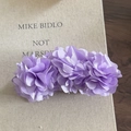 Dettaglio di un fermaglio per capelli a rosa in tessuto lavanda con fiori di raso - Viola