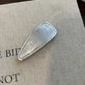 Fermaglio per capelli triangolare in finta pelle argento con cuciture rifinite - Fermagli Argento Goccia