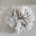 Chouchou floral avec imprimés bleus et bordure en dentelle pour coiffures - Floral Bleu Avec Dentelle Blanche