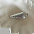 Fermaglio per capelli in pelle argento con pois blu su un vassoio bianco - Stile Triangolo Argento Pois Blu