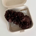 Elegante fermaglio a banana con rose di raso marrone in scatola regalo eco - Marrone
