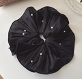 Dettaglio di elastico nero in rete con trama a pieghe e delicate perle bianche - Elastico in Pizzo Nero con Perle / Nero