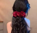 Elegante molletta per capelli a rosa rosso scuro su capelli lunghi e mossi scuri - Rosso