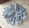 Dettaglio di elastico in rete azzurro con trama a pieghe e decorazioni di perle bianche - Elastico in Pizzo Blu con Perle / Blu
