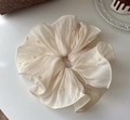 Dettaglio del grande scrunchie in rete color crema con eleganti perle bianche - Elastico in Pizzo Bianco Sporco con Perle / Bianco Sporco