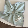 Détail d'un chouchou vert clair avec bordure vichy violette, perle et nœud soyeux - Chouchou cerf-volant bleu
