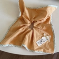 Détail du chouchou pêche avec bordure à carreaux bleus, nœud blanc et perle incrustée - Chouchou Style Cerf-volant Orange