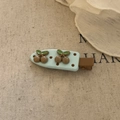 Pinza para el pelo azul claro con lunares marrones y detalles de cerezas verdes - Clip de Pico de Pato Azul Cereza Café