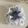 Détail d'un chouchou en tissu bleu à pois avec broderie en dentelle blanche raffinée - Chouchou à Pois Dentelle / Bleu