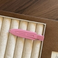 Nahaufnahme einer rosa mattierten Metall-Haarklammer auf einem Schmuckständer - 4# Matte Rosé Tropfen Entenschnabel Clip