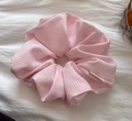 Primer plano de coletero de cuadros rosas con textura plisada suave y algodón transpirable - Scrunchie a cuadros rosas