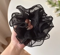 Détail du chouchou géant en tulle noir avec volants superposés et pois élégants - Pois Noir