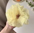 Détails macro d'un chouchou géant en tulle jaune à pois avec volants multicouches - Jaune à Pois