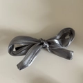 Barrette à cheveux élégante en satin gris argenté avec texture en soie pour femmes - Gris