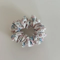 Dettaglio dello scrunchie a fiori rosa con tessuto a balze e fascia elastica interna - 2# Piccolo Bianco Righe Blu