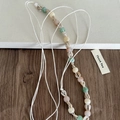 Détail de perles translucides colorées avec cordon blanc pour une sangle de style bohème - Perles Multicolores Corde Blanche