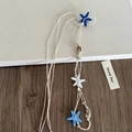 Detalle del collar playero con estrellas de mar azules y conchas naturales - Tres Estrellas de Mar Cuentas