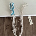 Detalle de cuentas de turquesa bohemias y cuerda tejida blanca con borlas - Cuentas Azules