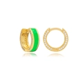 Vista macro de pendientes de aro dorados con esmalte verde y detalles de diamantes - Verde