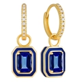 Goldene Ohrringe mit blauem Edelstein, Emaille-Rand und Kristallen auf weißem Hintergrund - Rechteckige Blaue Edelstein Emaille Rand Ohrringe