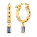 Detail der gesteppten Goldohrringe mit blauem Baguette-Zirkon und Perlenrand-Akzenten - Gestepptes Muster Rechteckige Blaue Ohrringe