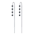 Dettaglio di orecchini pendenti in argento con pietre nere sfaccettate e piccole lune - Argento con Zirconia Nera