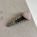 Detailopname van de geruite haarclip met matroze hart en gouden metalen letters - Melkthee Zwart Geruit Druppel Clip Met Roze Hart
