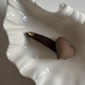 Elegante pinza de pelo de corazón con etiqueta metálica dorada sobre plato blanco - 4# Pinza para el Pelo Corazón Té con Leche