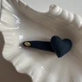 Primer plano de pinza de pelo corazón azul marino con placa dorada en plato blanco - 1# Pinza para el Pelo Corazón Azul