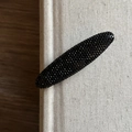 Pasador de pelo ovalado rojo oscuro con pedrería brillante y diseño sofisticado - Negro