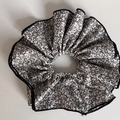 Nahaufnahme von weißem Blumen-Scrunchie mit schwarzen Blattmustern und feiner Stickerei - 1# Weiß Schwarz Blumen Haargummi