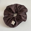 Elastico per capelli marrone testurizzato con etichetta fatta a mano su sfondo bianco - 2# Scrunchie Cachi / Elastico Cachi