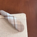 Vista dettagliata della trama del tessuto a quadri blu sale marino sulla clip - Fermaglio per Capelli a Triangolo Lungo / Righe Blu Caffè