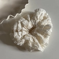Chouchou élégant en dentelle blanche à double couche avec design de texture froncée - Blanc