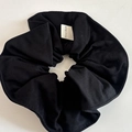 Dettaglio di uno scrunchie in tessuto nero con etichetta tessuta Hand Made - 4# Scrunchie Nero / Elastico per capelli nero