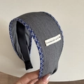 Blauw-grijze geruite stoffen haarband met kant en handgemaakt label voor dames - Grijze Brede Haardband Blauw Gestreept