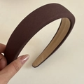 Dettaglio del cerchietto imbottito in spugna marrone scuro con fodera interna antiscivolo - 6# Fascia Cachi / Cerchietto Cachi