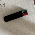 Elegante fermaglio ciliegia in velluto nero con perline rosse e cristalli verdi su tela - Fermaglio per capelli / Fermaglio Nero Floccato Ciliegia