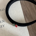 Dettaglio dell'elemento ciliegia rossa su un cerchietto in velluto nero in stile retrò - Cerchietto / Cerchietto Nero Floccato Ciliegia