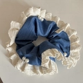 Chouchou en denim et dentelle avec perles blanches et tissu bleu pour coiffure - Chouchou Patchwork en Dentelle Bleue