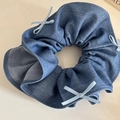 Chouchou en denim bleu foncé orné de nœuds en satin bleu clair au design décontracté - Chouchou Décor Trois Nœuds Bleus