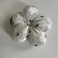 Coletero de felpa beige con patrón de cuadros grises y estampados de cerezas rojas - Felpa / Oso Blanco Floral