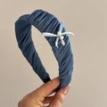 Détail d'un serre-tête bleu jean avec nœud, perles blanches et pendentif Love en métal - Serre-tête Plissé Bleu (Pendentif Nœud Perle)