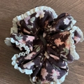 Blumen-Haargummi aus Cord mit weißem Spitzenbesatz und Label auf dunklem Holzgrund - Cord / 4# Schwarz Blumen Spitze Haargummi